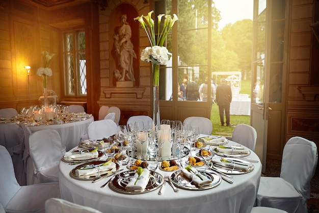 Jantar festivo em um restaurante de luxo com vista para o pátio