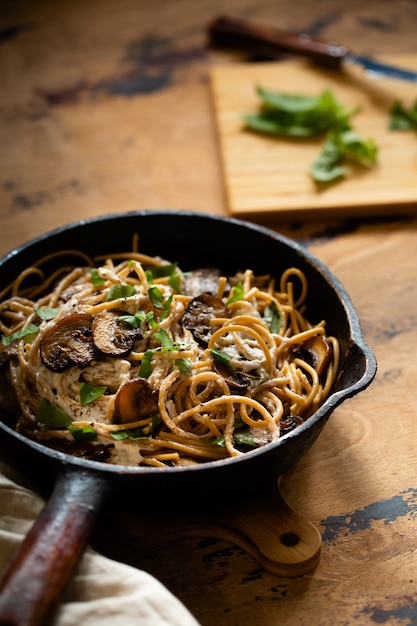 Jantar italiano com macarrão cremoso espaguete com cogumelos