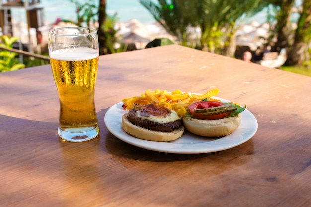 Jantar na mesa à beira-mar.