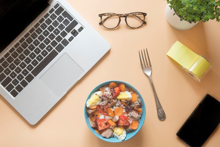 Foto jantar no trabalho com computador