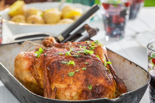 Jantar quente com frango e batatas servido no verão