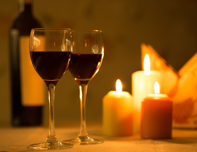 Jantar romântico com velas e vinho