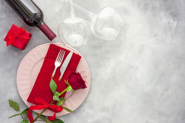 Foto jantar romântico do dia dos namorados. vinho, taças e flores