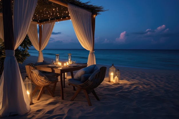 Jantar romântico na praia à noite Mesa e cadeiras na areia Jantar de luxo com vista para a praia