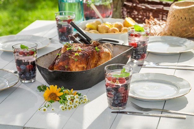 Jantar saudável com frango e batatas servido no jardim