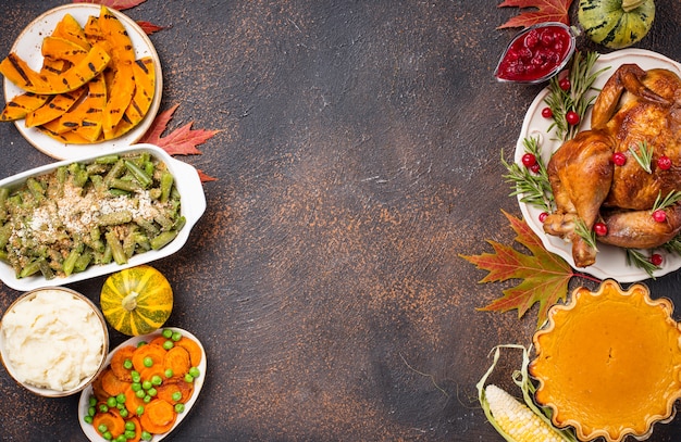 Jantar tradicional do dia de ação de graças. peru assado, torta de abóbora, caçarola de feijão verde e purê de batata