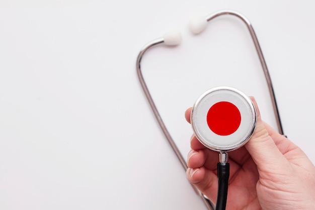 Japan-Gesundheitskonzeptarzt, der ein medizinisches Stethoskop hält