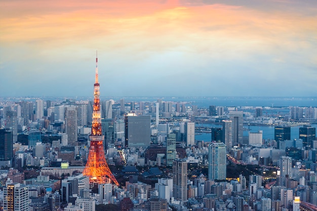 Japanansicht mit Tokio-Turm während des Sonnenuntergangs