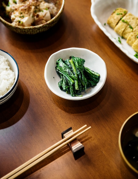 Japaner, der gesundes Lebensmittel auf Holztisch speist