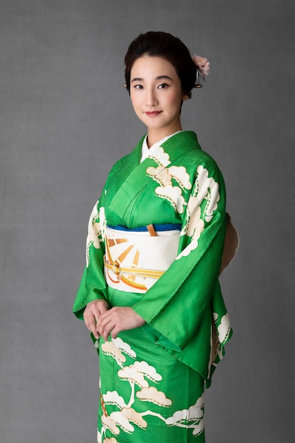 Foto japanerin in einem grünen kimono