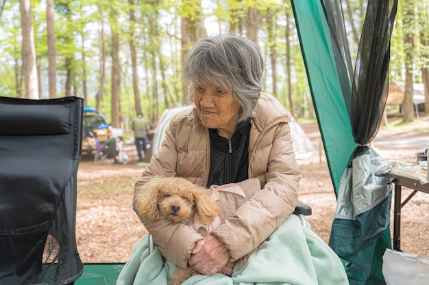 japanische alte frau und ein hund im lager