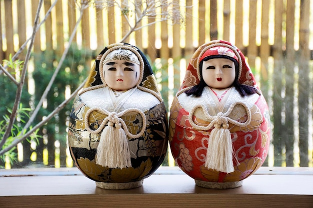 Japanische antike und alte traditionelle Puppen Dogo no hime und nishiki daruma zur Ausstellung und zum Verkauf für Thailänder und ausländische Reisende besuchen den Souvenirladen in Bangkok, Thailand