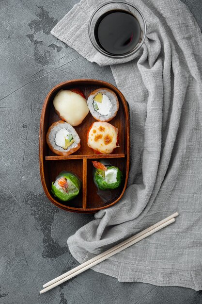 Japanische Bento-Brotdose mit Essstäbchen auf grauem Stein