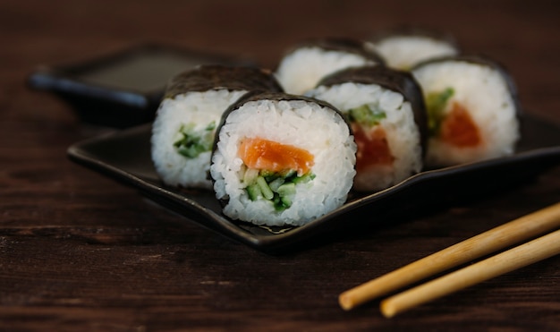 japanische Brötchen auf Holzuntergrund