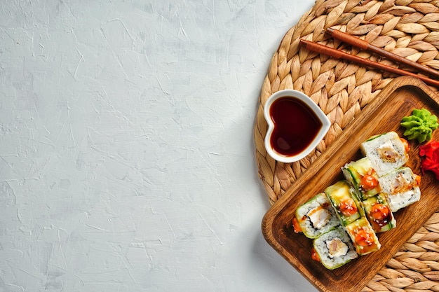 Japanische Brötchen mit Garnelen, eingewickelt in würzige Gurkensauce, Sushi-Kopienraum Hochwertiges Foto