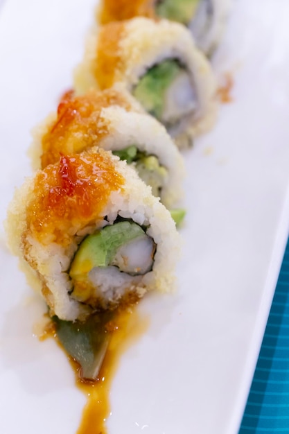 Foto japanische brötchen mit scharfer sauce und avocado