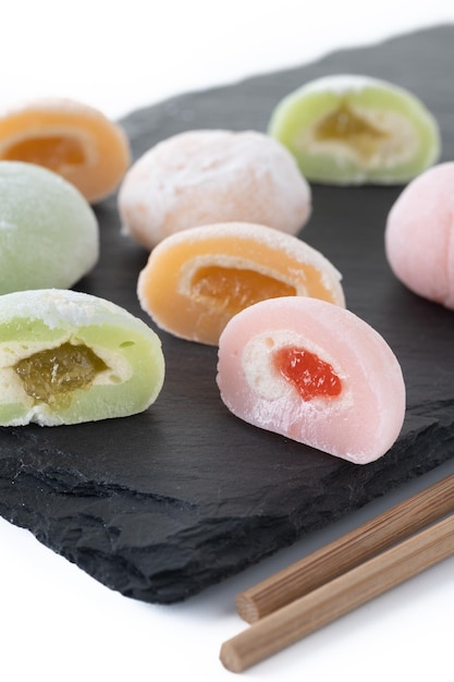 Japanische bunte Mochi isoliert auf weißem Hintergrund