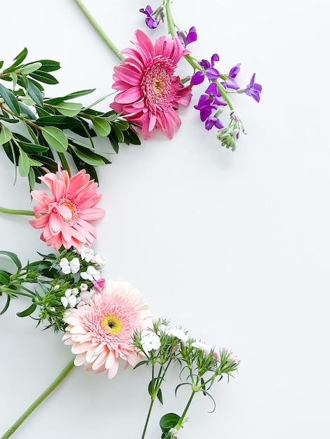 Japanische Dianthus Gerbera Matthiola und Lorbeer