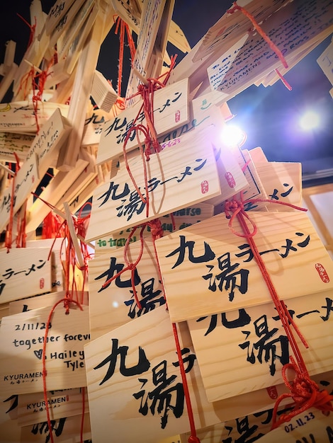 Japanische Ema-Platten mit Wünschen im Indoor-Schrein aus niedriger Winkelansicht