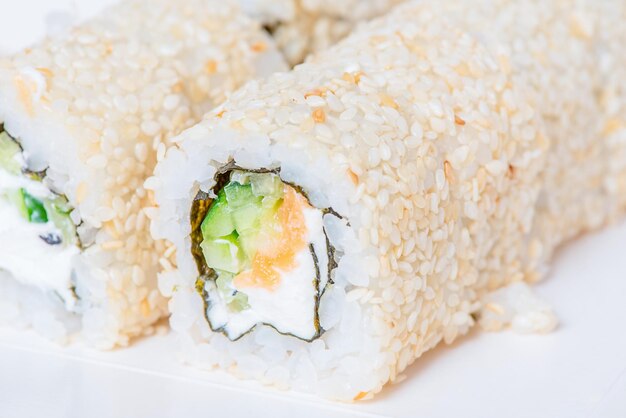 Japanische Essensbrötchen in Sesam mit Lachsgurke Philadelphia-Käse Lieferung von Lebensmitteln