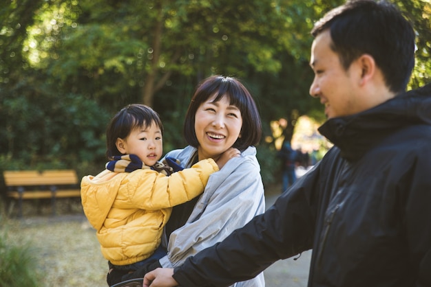 Japanische Familie in einem Park