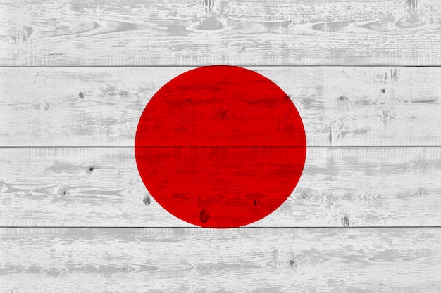 Japanische Flagge auf altem Holzbrett gemalt