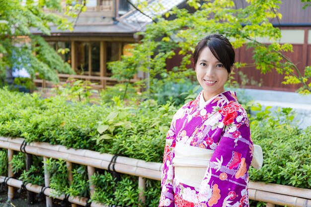 Japanische Frau mit Kimono-Dressing