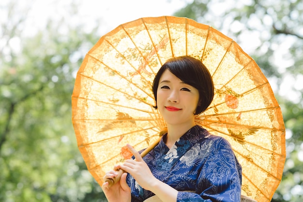 Japanische Frau mit Sonnenschirm