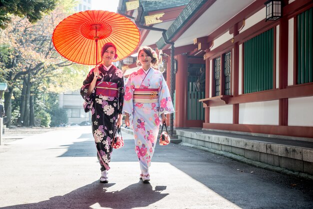 Japanische Frauen mit Kimono, die in Tokio gehen