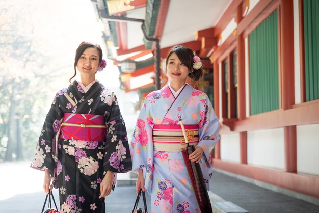 Japanische Frauen mit Kimono, die in Tokio gehen