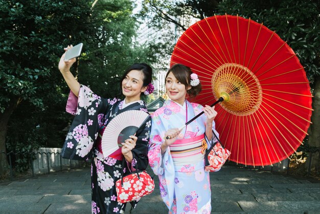 Japanische Frauen mit Kimono, die in Tokio gehen