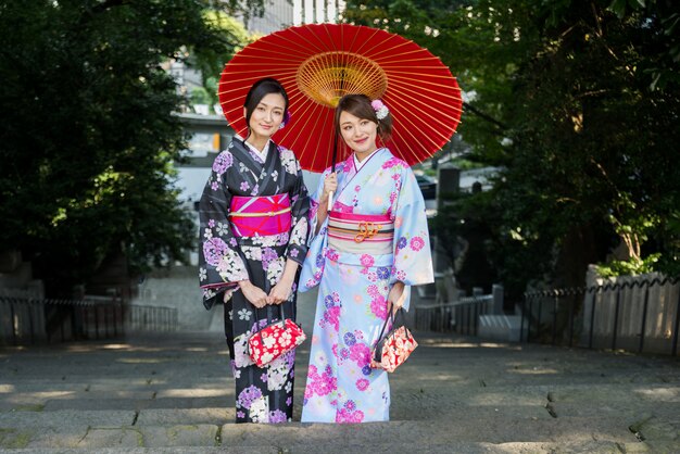 Japanische Frauen mit Kimono, die in Tokio gehen