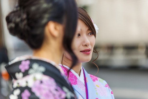 Japanische Frauen mit Kimono, die in Tokio gehen