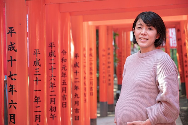 Japanische Frauen und viele Torii-Tore