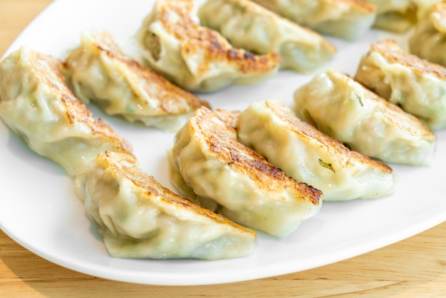 Japanische Gyoza oder Knödel mit Sojasauce