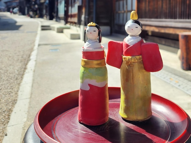 Foto japanische handgemachte puppe in form einer frau, die einen kimono trägt