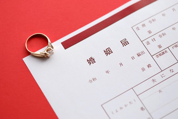 Japanische Heiratsregistrierung Leer Dokument und Hochzeitsvorschlag Ring auf dem Tisch Close-up