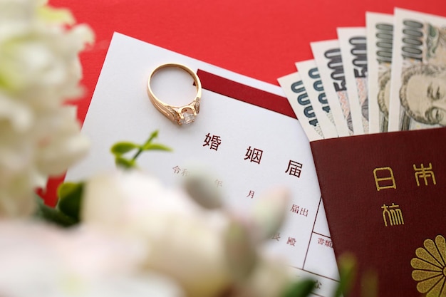 japanische Heiratsregistrierung leeres Dokument und Heiratsvorschlag Ring und Yen Geld auf dem Tisch