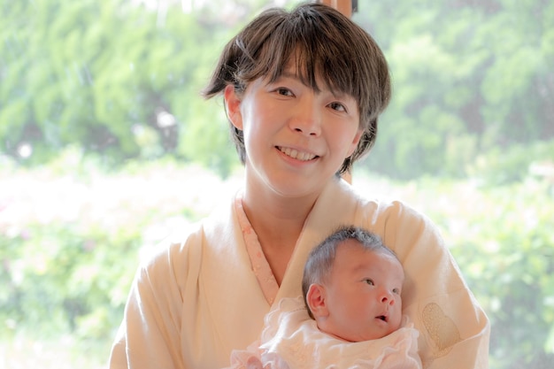 Japanische Kimono-Mutter und Baby