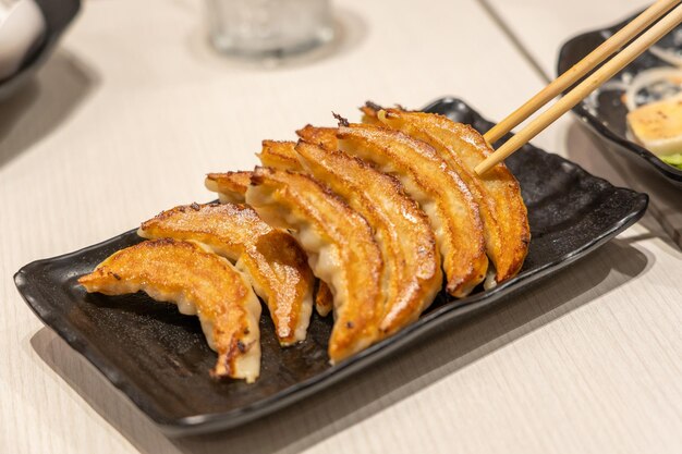 Foto japanische knödel aus der nähe werden in china gyoza mit schweinefleisch und gemüse gyoza oder jiaozi genannt