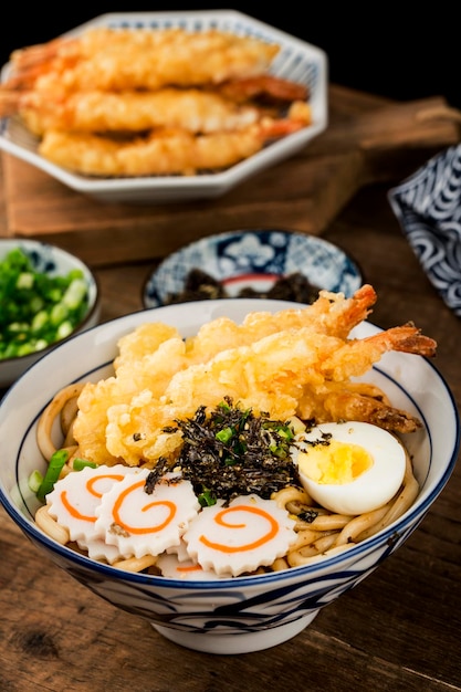 Japanische Küche Köstliche Tempura-Garnelen-Udon-Nudeln