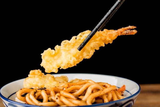 Japanische Küche Köstliche Tempura-Garnelen-Udon-Nudeln