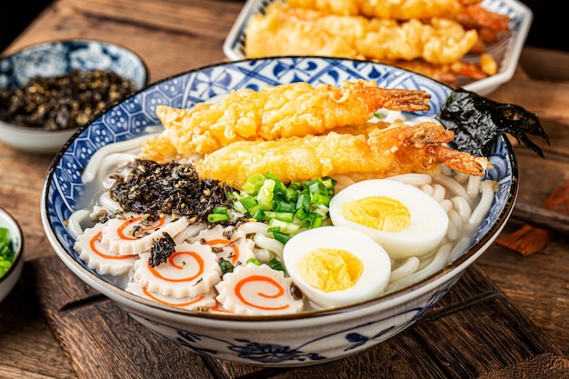 Japanische Küche Köstliche Tempura-Garnelen-Udon-Nudeln