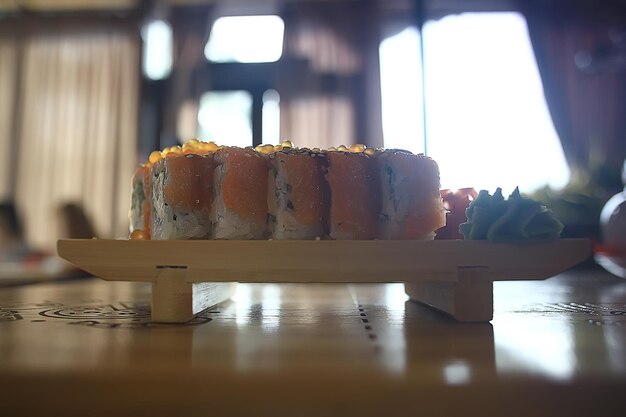 Japanische Küche / Philadelphia-Rollen mit Lachs und Tischdekoration in einem traditionellen Restaurant