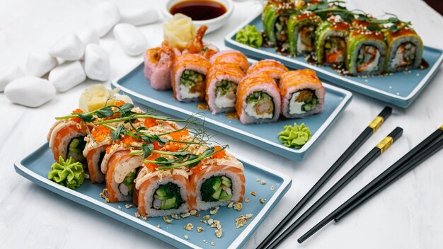 Japanische Küche Rolls Netze Philadelphia und Kalifornien mit Lachs auf einem weißen Tisch