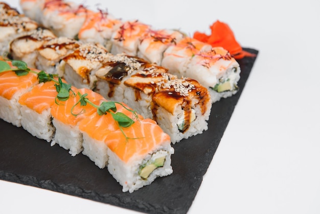 Japanische Küche - Sushi-Rolle auf weißem Hintergrund
