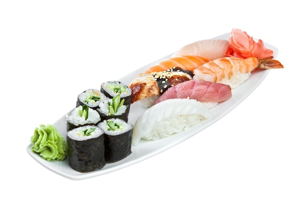 Japanische Küche - Sushi-Rolle auf weißem Hintergrund