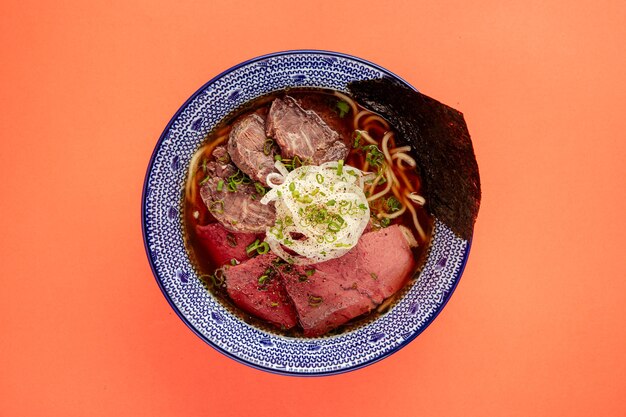 Japanische Kumamoto Shio Ramen mit Pferdefleisch