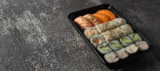 Japanische Lebensmittellieferbox mit Sushi Nigiri Uramaki Hossomaki