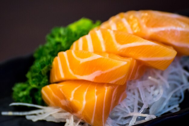Japanische Lebensmittelzartheit, die Sashimilachs von sehr frischen rohen Lachsfischen besteht